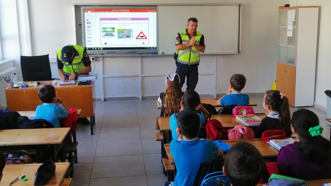 Öğrencilerimize Jandarma  Trafik ekiplerince trafik eğitimi verildi.